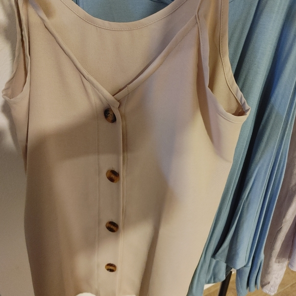 Women's Clothing - Picture 5 of 6